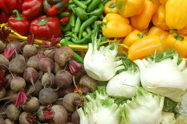 Close-up de legumes no stand de mercado — Fotografia de Stock
