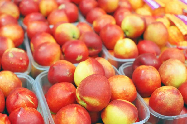 Close up of nectarines on market stand — Stock Photo, Image