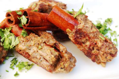 Tarçın üzerinde kebap