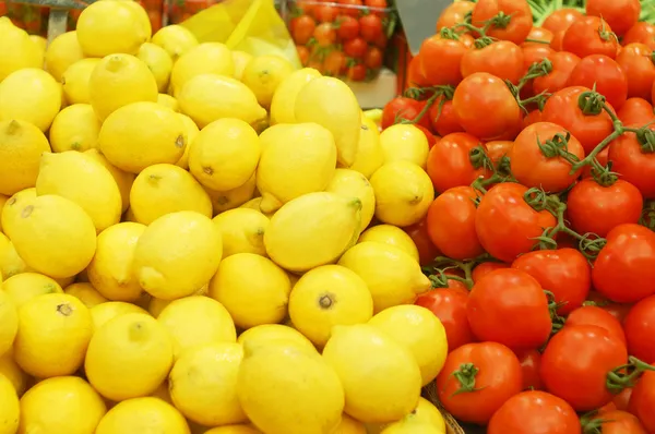 Close up of lemons and tomatoes — Stock Photo, Image