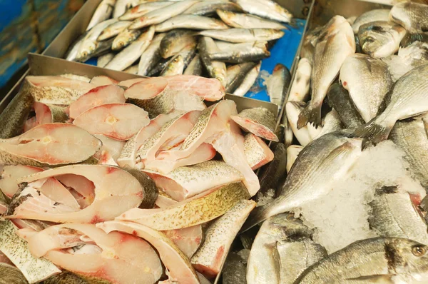 Świeże ryby na sprzedaż — Zdjęcie stockowe