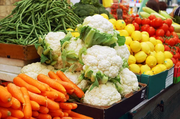 Närbild på grönsaker på marknaden står Stockfoto