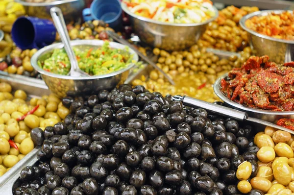Sortiment av oliver, saltgurka och sallader — Stockfoto