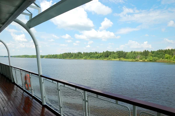 Ogrodzenie taras na rzece rejs statkiem — Zdjęcie stockowe