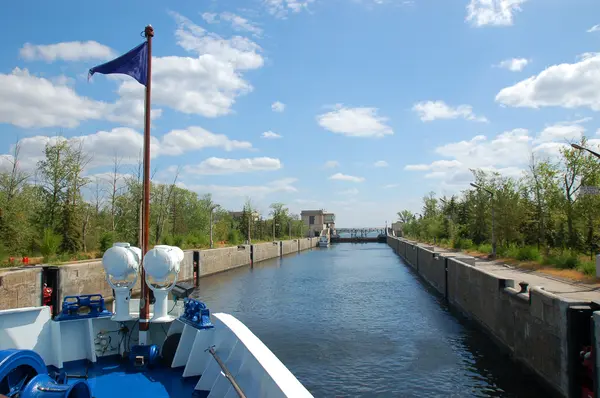 A boat entering to lock chamber of sluice — Stock Photo, Image
