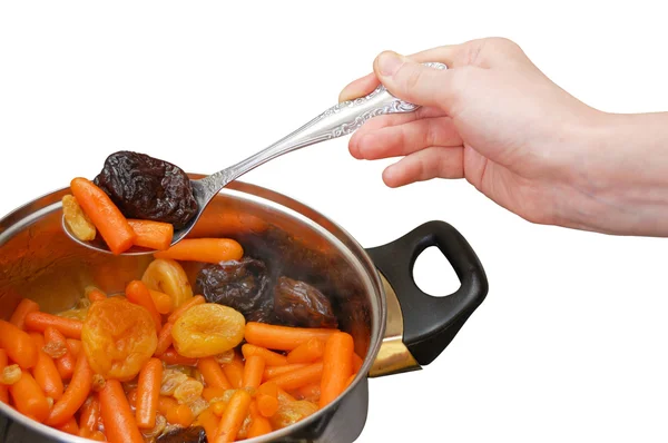 Une main qui enlève les petites carottes cuites — Photo
