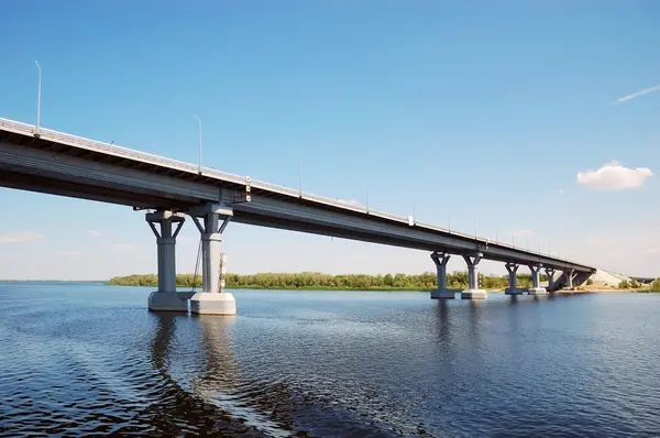 Brücke durch den Fluss — Stockfoto