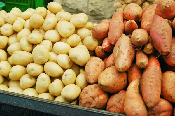 Wit en zoete aardappelen — Stockfoto