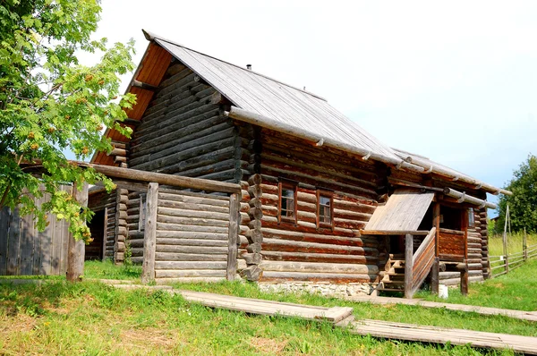 Traditionella ryska landsbygdens hus — Stockfoto