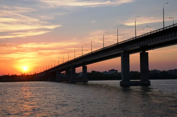 Wielki most przez rzekę — Zdjęcie stockowe