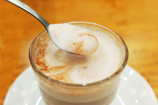 Чашка горячего молока с какао — стоковое фото