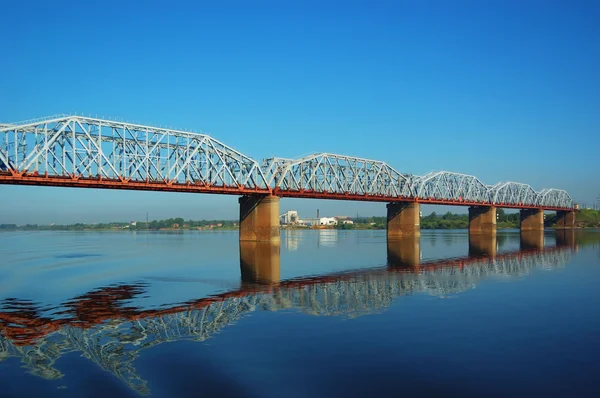 Eisenbahnbrücke durch den Fluss — Stockfoto