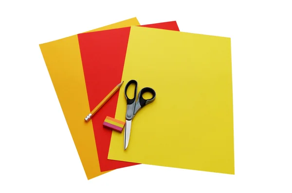 Barevné papíry, nůžky, tužka a guma — Stock fotografie