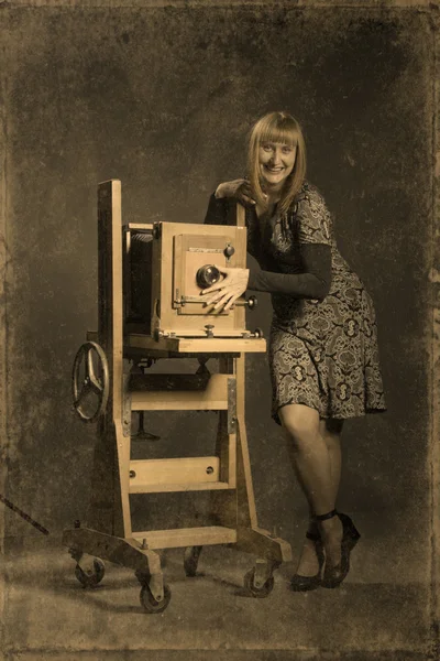 Молодая женщина со старой камерой — стоковое фото