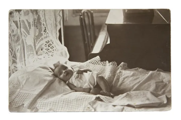 Das kleine Mädchen im Bett — Stockfoto