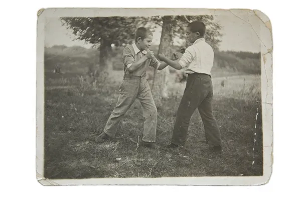 Strijden twee jongens, een oude foto — Stockfoto