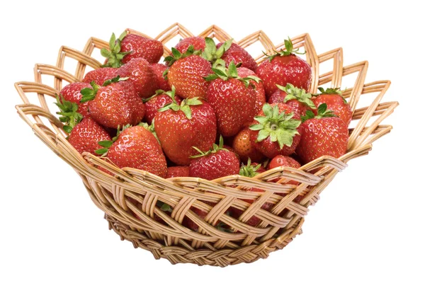 Mogna jordgubbar i en flätad korg — Stockfoto
