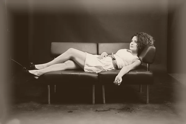 Ung kvinna liggande på soffan — Stockfoto