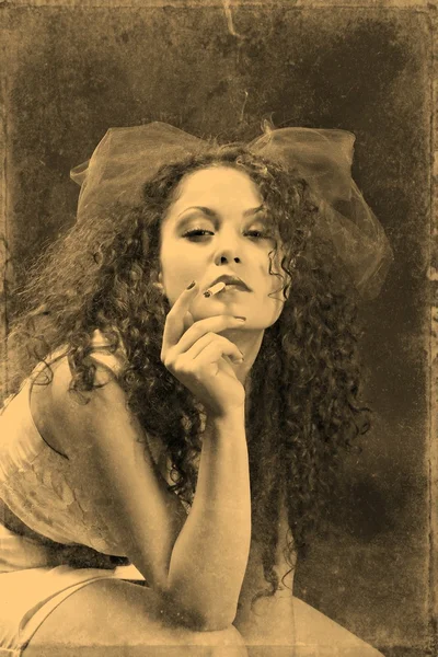 Bir kadın sigara içiyor — Stok fotoğraf