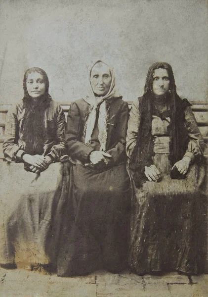 Две молодые женщины и пожилые — стоковое фото