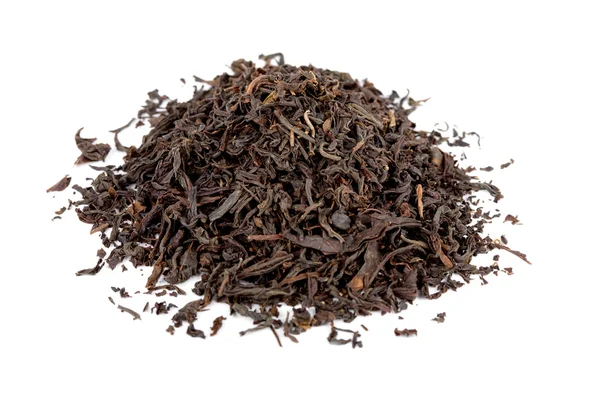 Trockener schwarzer Tee isoliert auf weißem — Stockfoto