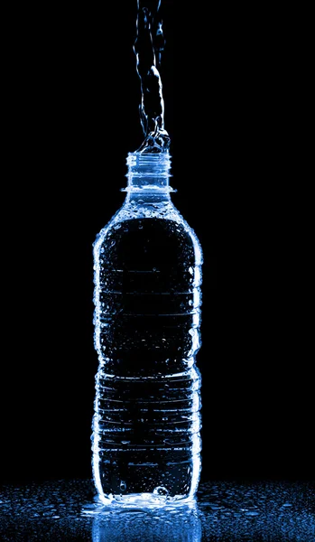 Éclaboussures d'eau de la bouteille — Photo