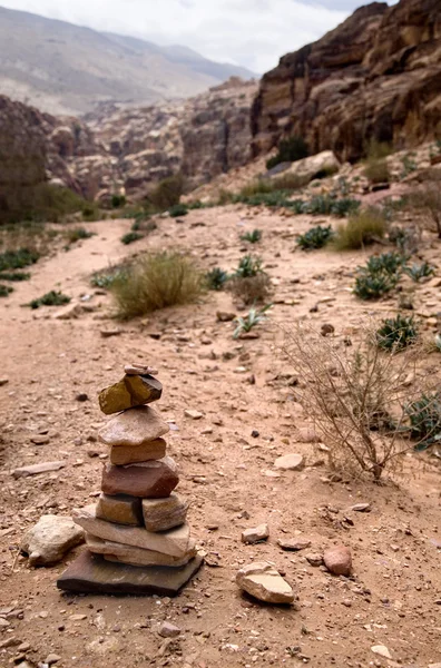 Путь с бедуинским знаком — стоковое фото