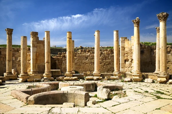 Praça antiga com colunos em Jerash, Jordânia — Fotografia de Stock