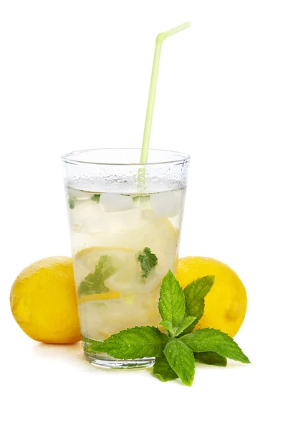 Limonada refrescante isolada sobre fundo branco — Fotografia de Stock