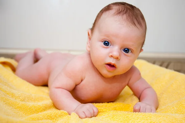 Bébé garçon pose après le bain — Photo