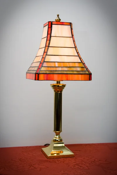 Витражная лампа на столе — стоковое фото