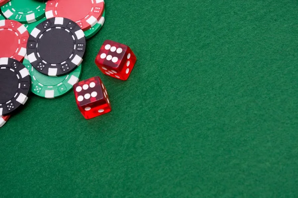 六颗骰子及赌博筹码 — 图库照片