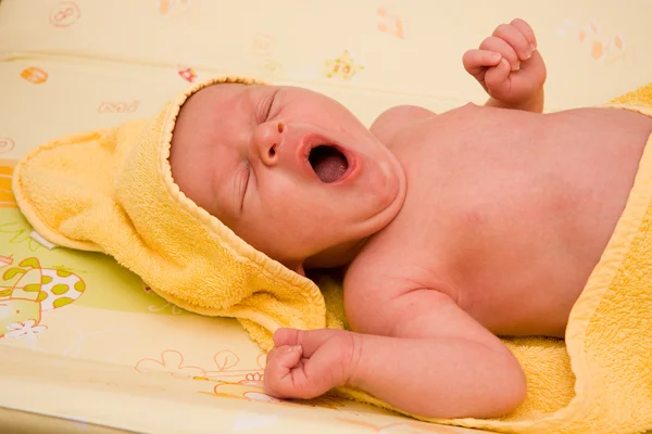 生まれたばかりの赤ちゃんの男の子のあくび — ストック写真