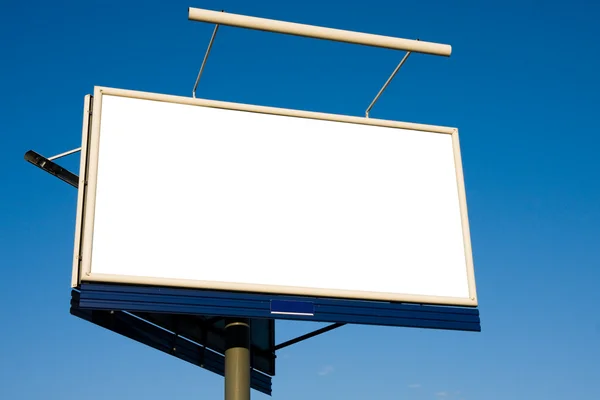 Бланк билборда на голубом небе — стоковое фото