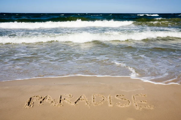 Paradise skriven i sandstrand — Stockfoto