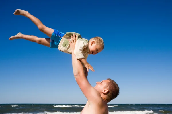Otec hrát se synem na pláži — Stock fotografie