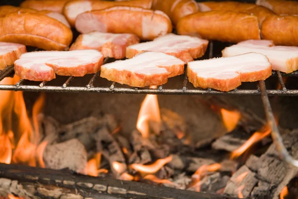 Bacon e salsichas no churrasco — Fotografia de Stock