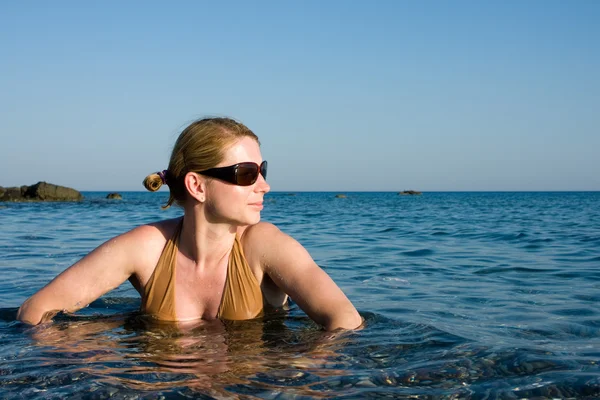 뜨거운 바다에서 목욕 하는 여자 — 스톡 사진