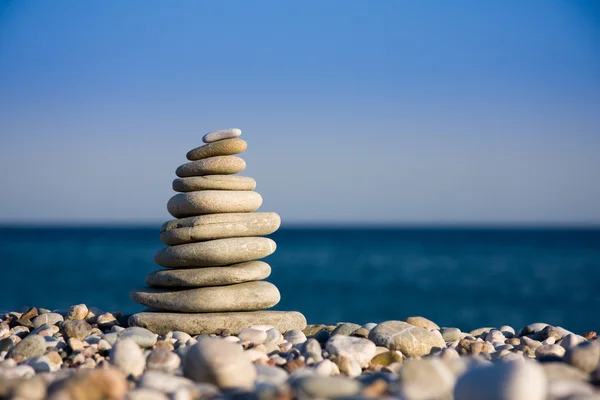 Deniz kıyısında beyaz çakıl taşları — Stok fotoğraf