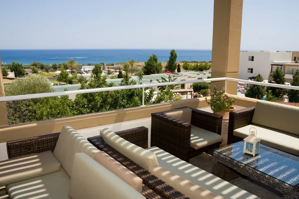 Solig balkong över ett hav — Stockfoto