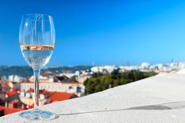 지붕과 푸른 하늘에 대 한 화이트 와인의 유리 로열티 프리 스톡 이미지
