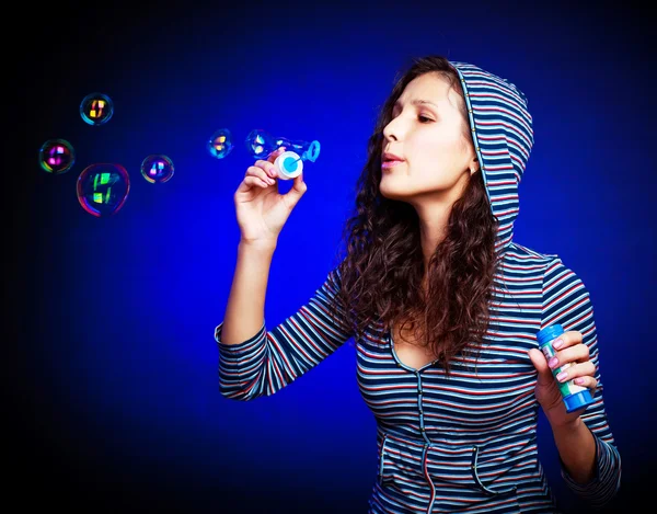 Mooi meisje met zeepbellen — Stockfoto