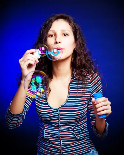 Pěkná dívka s mýdlové bubliny — Stock fotografie