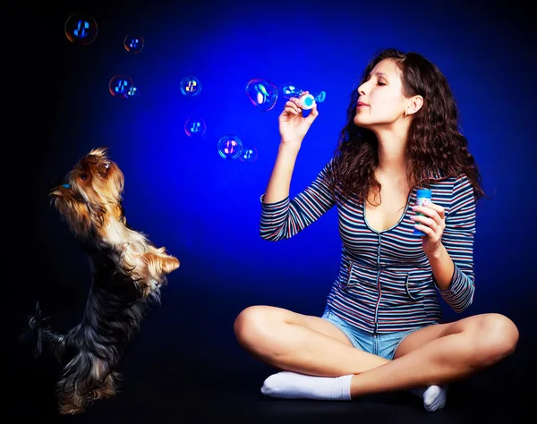 Mooi meisje met zeepbellen — Stockfoto