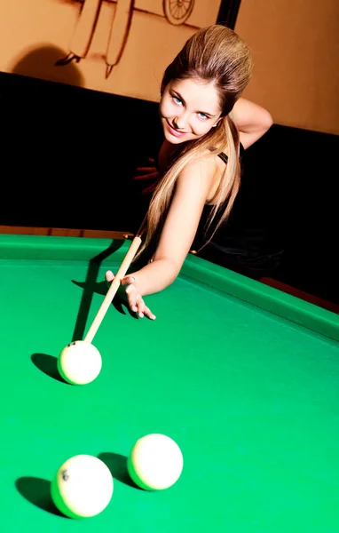 Menina jogando bilhar — Fotografia de Stock