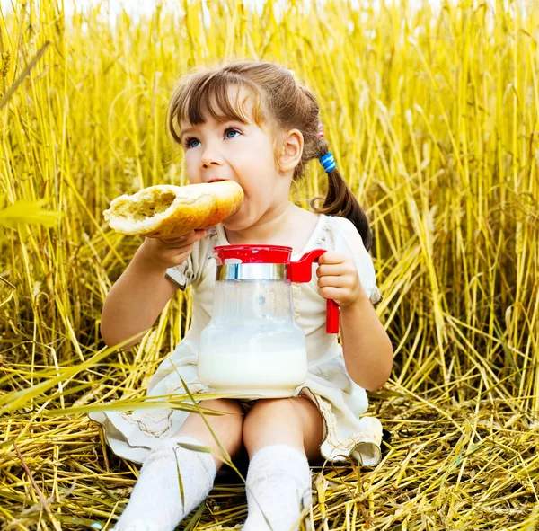 Lány hosszú kenyeret eszik — Stock Fotó