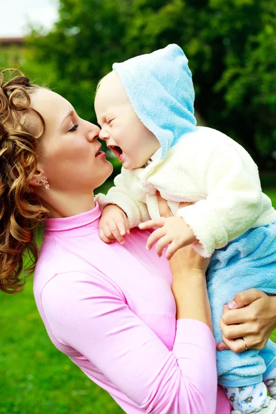 Mother and crying baby — Stock Photo, Image