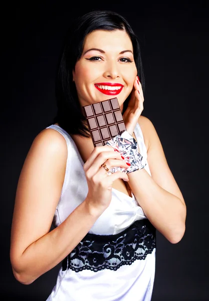 食べるチョコレートの女の子 — ストック写真