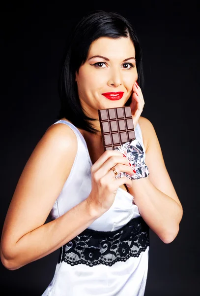 Ragazza mangiare cioccolato — Foto Stock