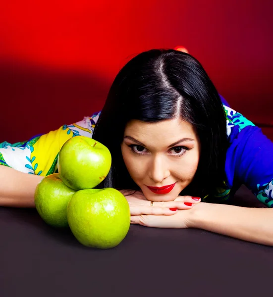 Красивая женщина с яблоками — стоковое фото